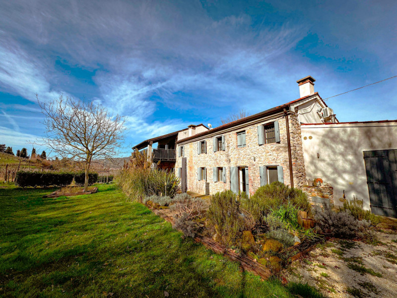 COMPOSIZIONE:
Proponiamo in vendita bellissimo rustico, completamente ristrutturato, armoniosamen...