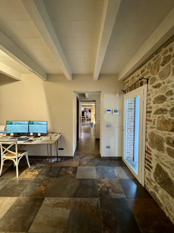 COMPOSIZIONE:
Proponiamo in vendita bellissimo rustico, completamente ristrutturato, armoniosamen...