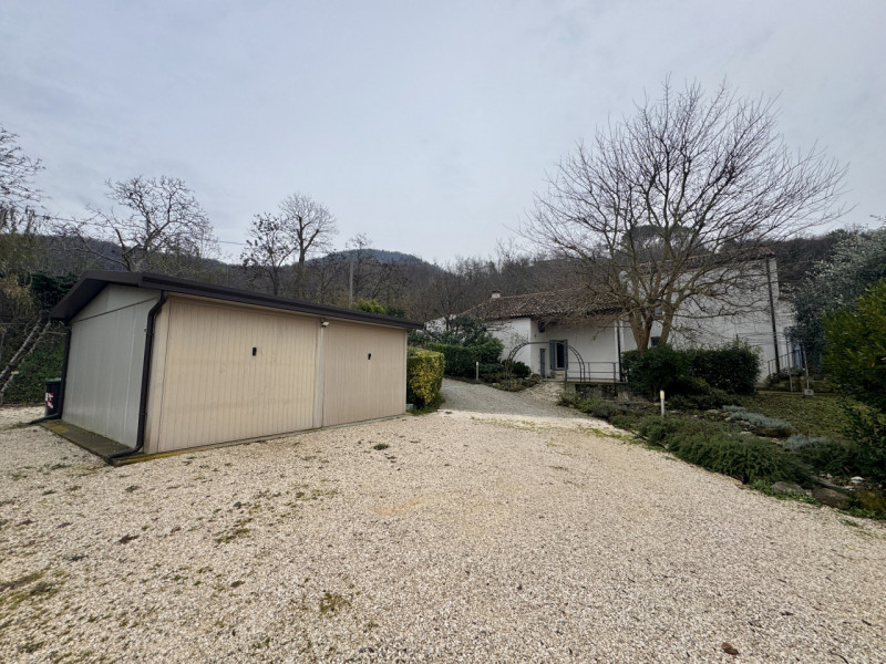 COMPOSIZIONE:
Proponiamo in vendita bellissimo rustico, completamente ristrutturato, armoniosamen...