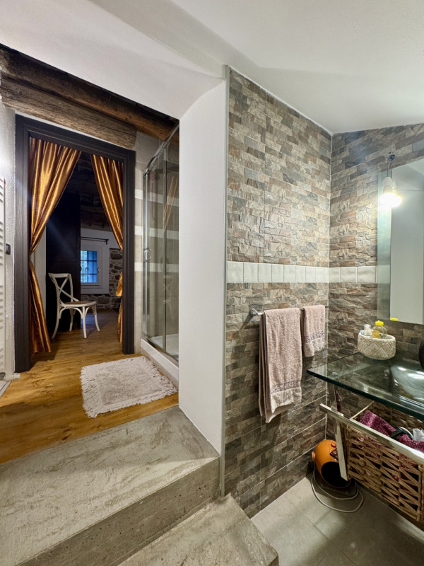 COMPOSIZIONE:
Proponiamo in vendita bellissimo rustico, completamente ristrutturato, armoniosamen...