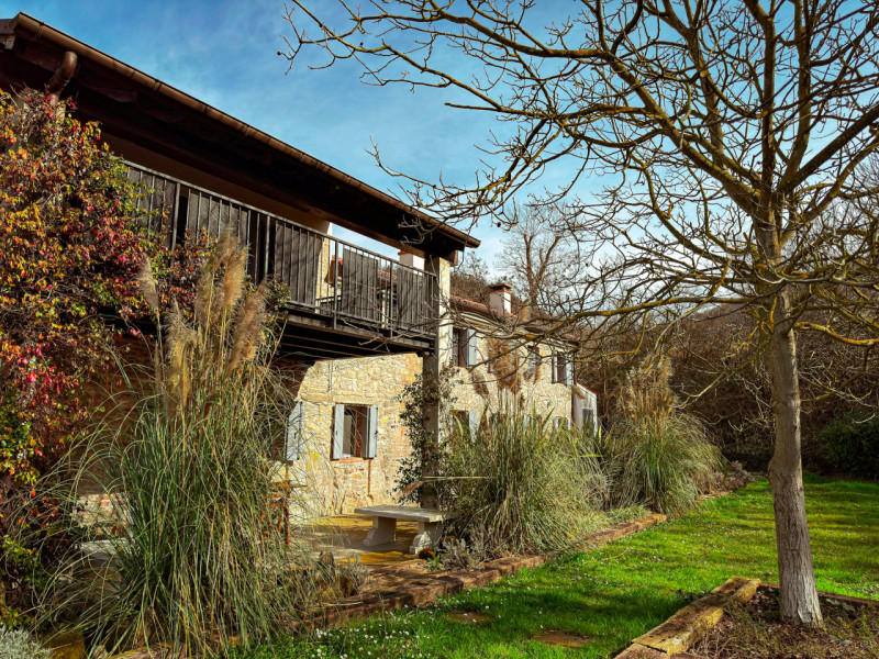 COMPOSIZIONE:
Proponiamo in vendita bellissimo rustico, completamente ristrutturato, armoniosamen...