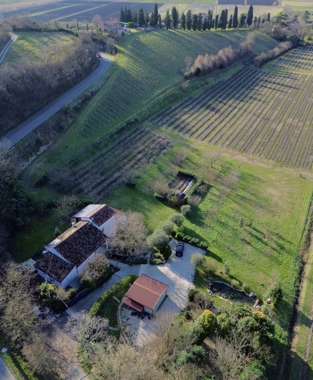 COMPOSIZIONE:
Proponiamo in vendita bellissimo rustico, completamente ristrutturato, armoniosamen...