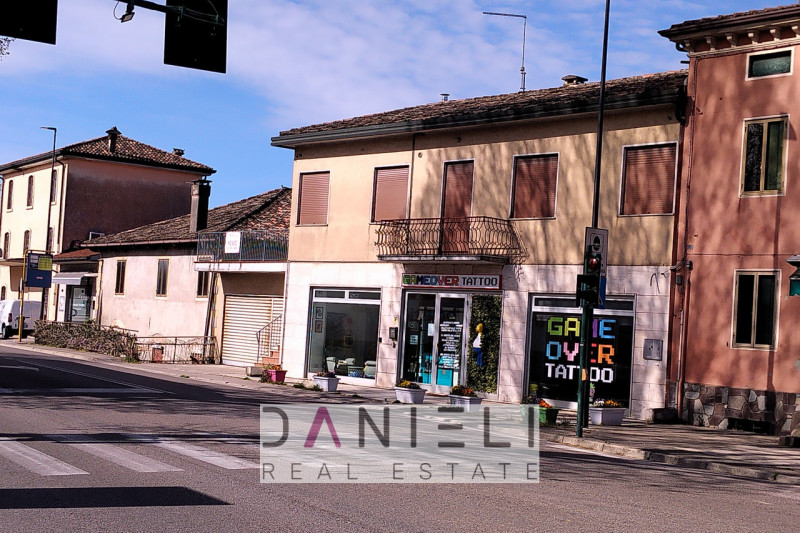 Barbarano Mossano: località Ponte di Barbarano gestiamo palazzetto composto da appartamento al pi...