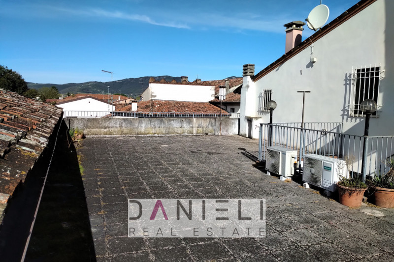 Barbarano Mossano: località Ponte di Barbarano gestiamo palazzetto composto da appartamento al pi...