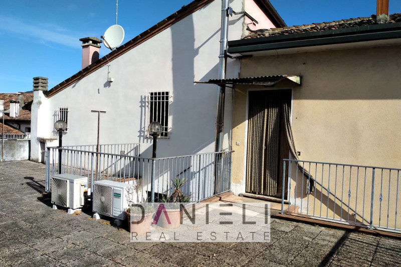 Barbarano Mossano: località Ponte di Barbarano gestiamo palazzetto composto da appartamento al pi...