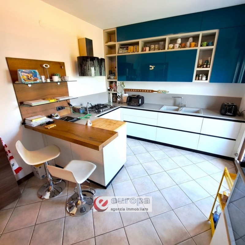 ANCONETTA (VI) - zona residenziale interna, con ampi spazi a verde pubblico ed aree a parcheggi, ...