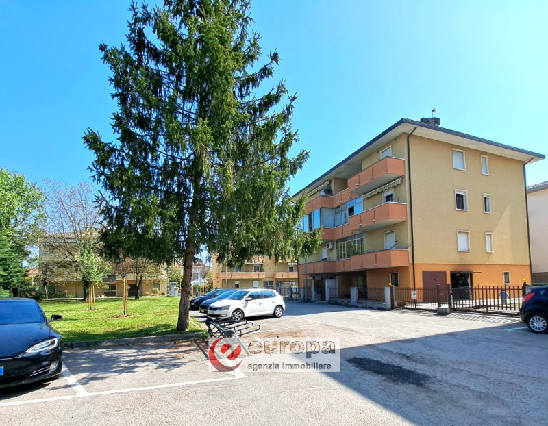 ANCONETTA (VI) - zona residenziale interna, con ampi spazi a verde pubblico ed aree a parcheggi, ...