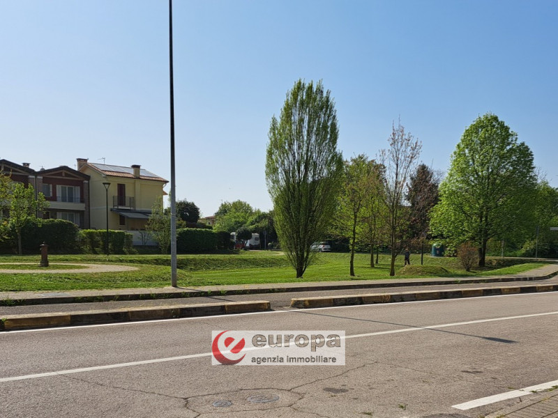 ANCONETTA (VI) - zona residenziale interna, con ampi spazi a verde pubblico ed aree a parcheggi, ...