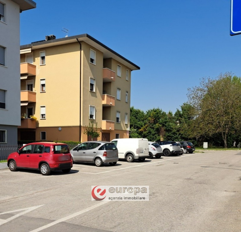 ANCONETTA (VI) - zona residenziale interna, con ampi spazi a verde pubblico ed aree a parcheggi, ...