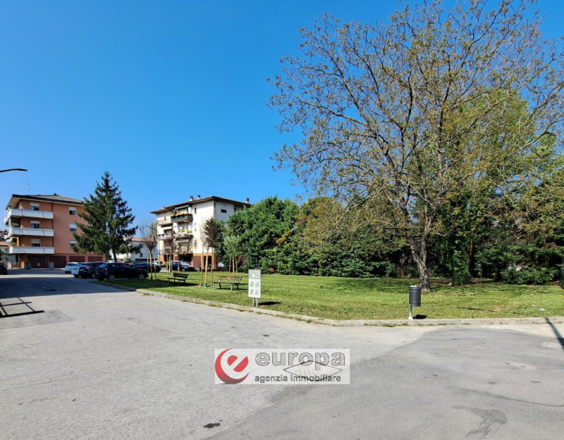 ANCONETTA (VI) - zona residenziale interna, con ampi spazi a verde pubblico ed aree a parcheggi, ...