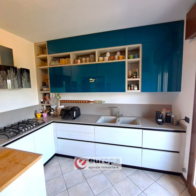 ANCONETTA (VI) - zona residenziale interna, con ampi spazi a verde pubblico ed aree a parcheggi, ...