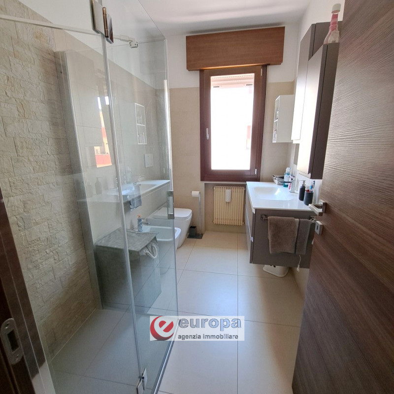 ANCONETTA (VI) - zona residenziale interna, con ampi spazi a verde pubblico ed aree a parcheggi, ...