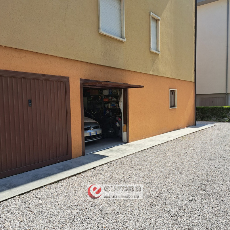 ANCONETTA (VI) - zona residenziale interna, con ampi spazi a verde pubblico ed aree a parcheggi, ...