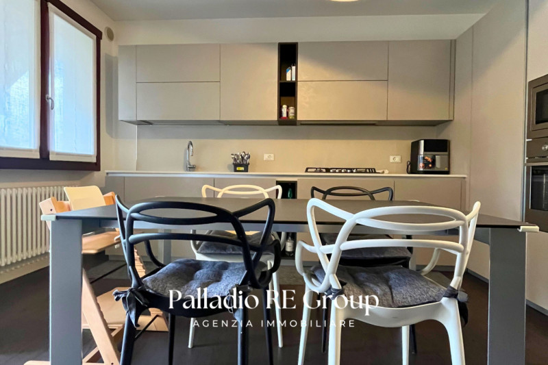 Situato nella zona di Viale Astichello, questo incantevole appartamento bicamere è l' ideale per ...