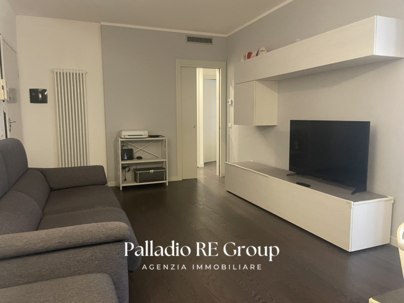 Situato nella zona di Viale Astichello, questo incantevole appartamento bicamere è l' ideale per ...