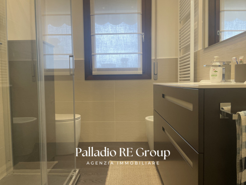 Situato nella zona di Viale Astichello, questo incantevole appartamento bicamere è l' ideale per ...