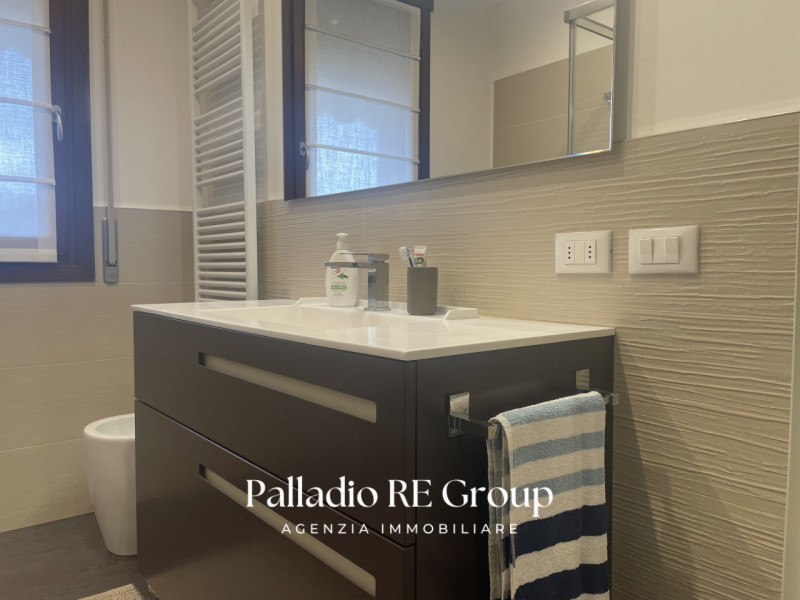 Situato nella zona di Viale Astichello, questo incantevole appartamento bicamere è l' ideale per ...