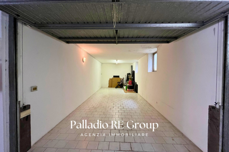 Situato nella zona di Viale Astichello, questo incantevole appartamento bicamere è l' ideale per ...