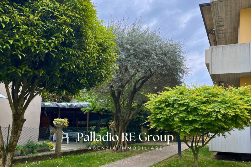 Situato nella zona di Viale Astichello, questo incantevole appartamento bicamere è l' ideale per ...