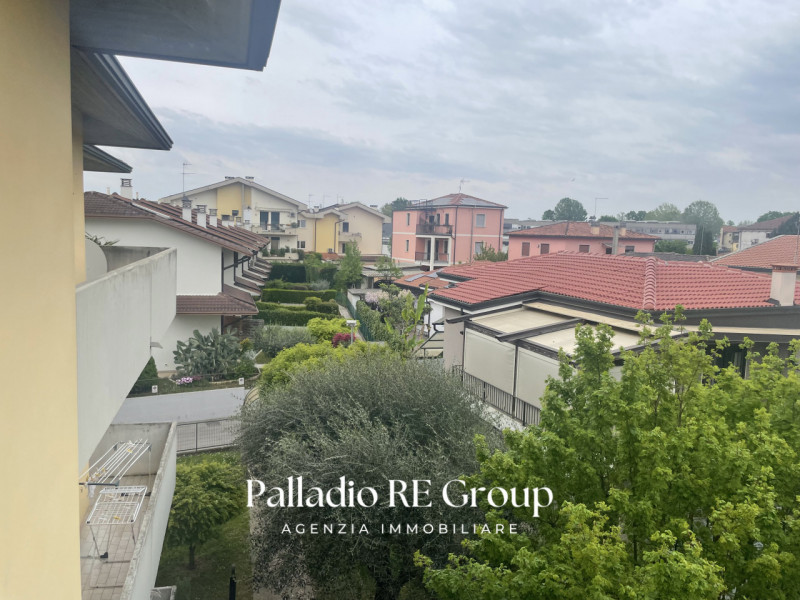 Situato nella zona di Viale Astichello, questo incantevole appartamento bicamere è l' ideale per ...