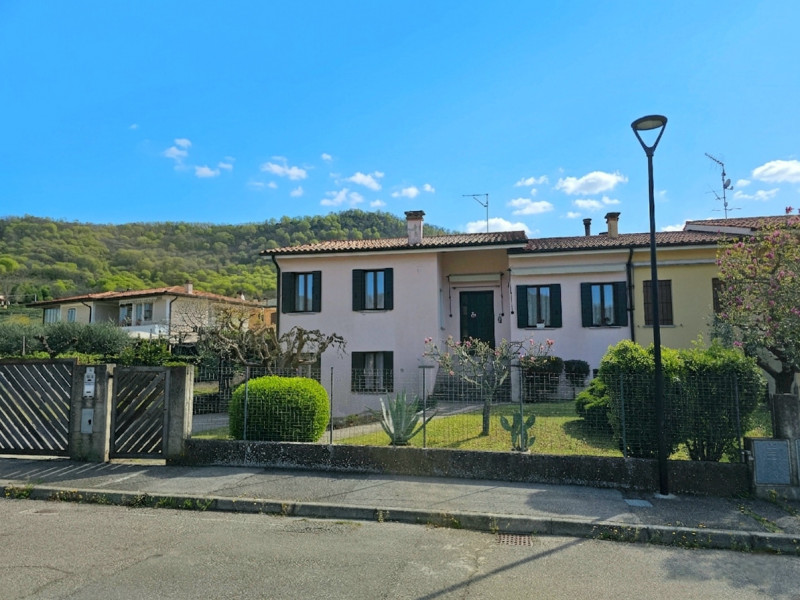 Nel centro residenziale di Baone, in una delle zone più ricercate e tranquille del Paese, proponi...