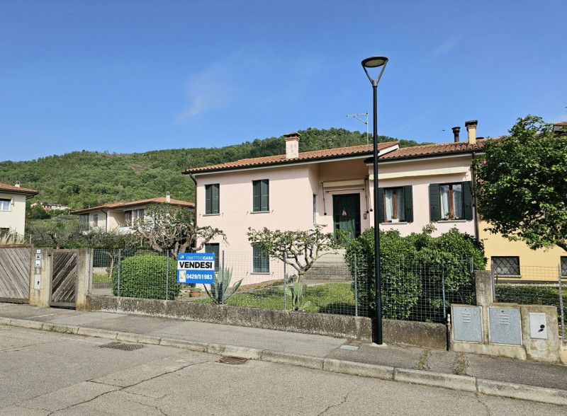 Nel centro residenziale di Baone, in una delle zone più ricercate e tranquille del Paese, proponi...