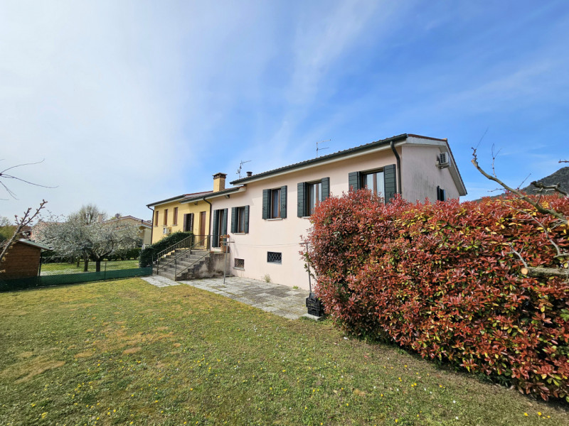 Nel centro residenziale di Baone, in una delle zone più ricercate e tranquille del Paese, proponi...