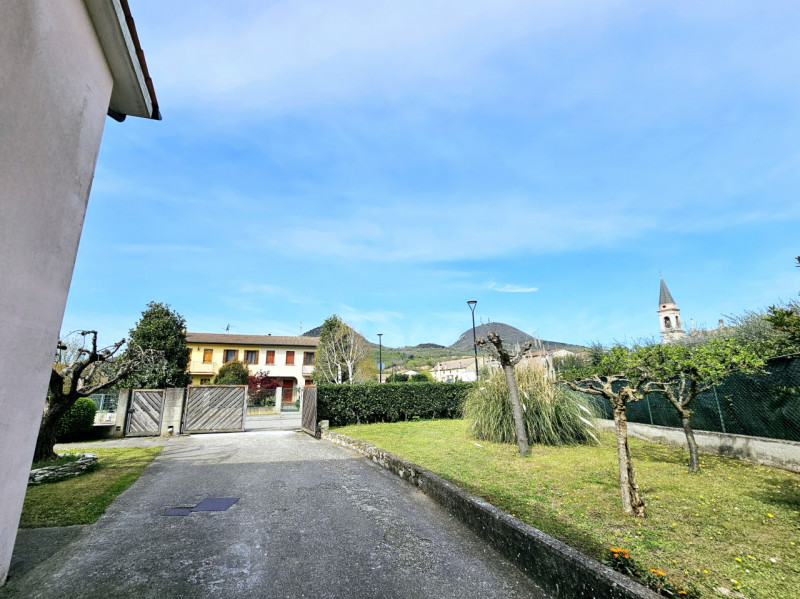Nel centro residenziale di Baone, in una delle zone più ricercate e tranquille del Paese, proponi...