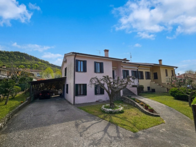 Nel centro residenziale di Baone, in una delle zone più ricercate e tranquille del Paese, proponi...