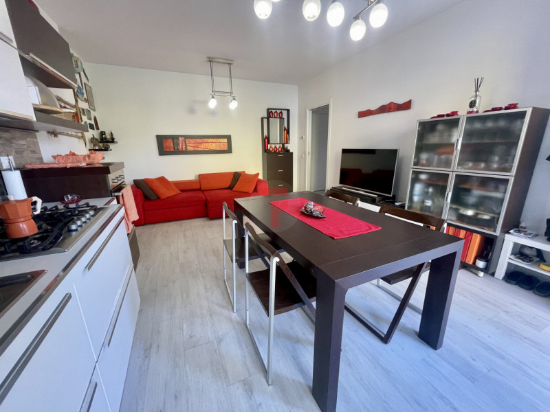 Nel cuore del centro di Polverara proponiamo in vendita un elegante bilocale al piano terra, perf...