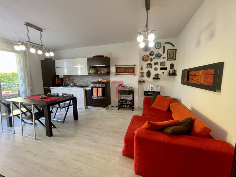 Nel cuore del centro di Polverara proponiamo in vendita un elegante bilocale al piano terra, perf...