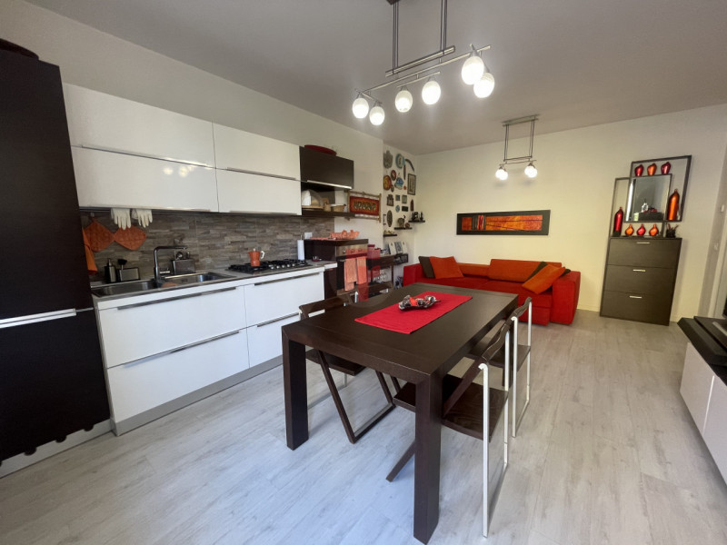 Nel cuore del centro di Polverara proponiamo in vendita un elegante bilocale al piano terra, perf...