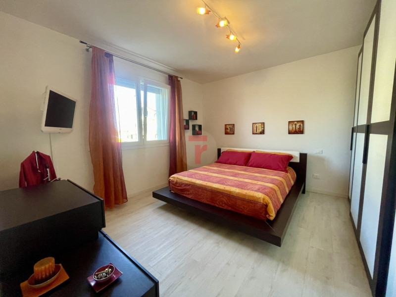 Nel cuore del centro di Polverara proponiamo in vendita un elegante bilocale al piano terra, perf...