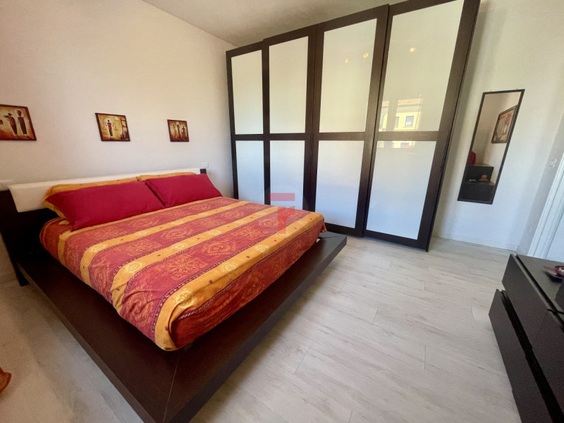 Nel cuore del centro di Polverara proponiamo in vendita un elegante bilocale al piano terra, perf...