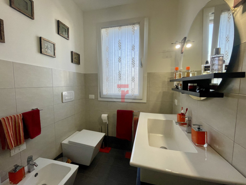 Nel cuore del centro di Polverara proponiamo in vendita un elegante bilocale al piano terra, perf...