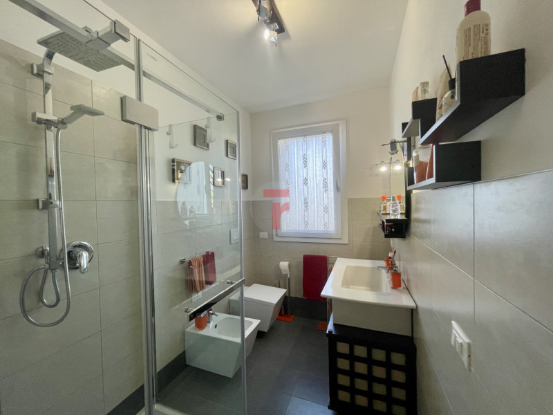 Nel cuore del centro di Polverara proponiamo in vendita un elegante bilocale al piano terra, perf...