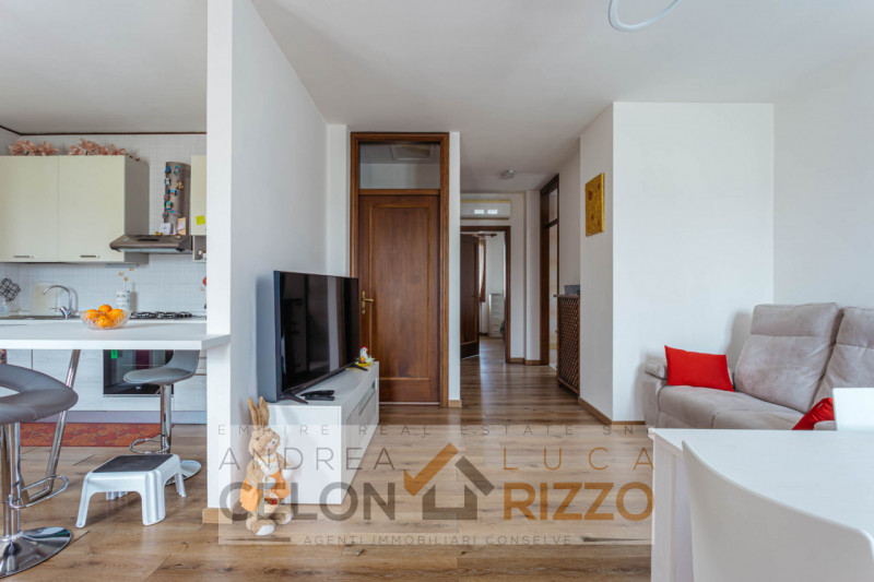 Immagina di aprire la porta di casa e sentire subito che è il posto giusto. Nel pieno centro di T...