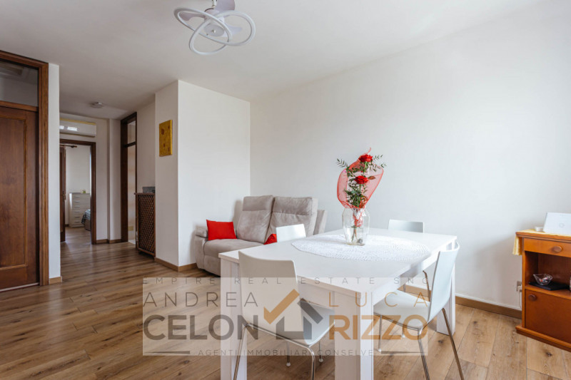 Immagina di aprire la porta di casa e sentire subito che è il posto giusto. Nel pieno centro di T...