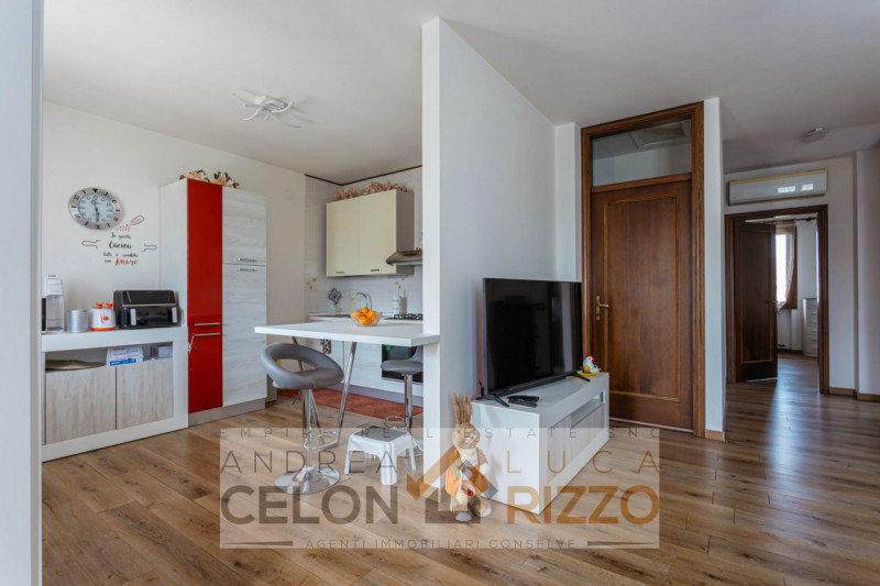 Immagina di aprire la porta di casa e sentire subito che è il posto giusto. Nel pieno centro di T...