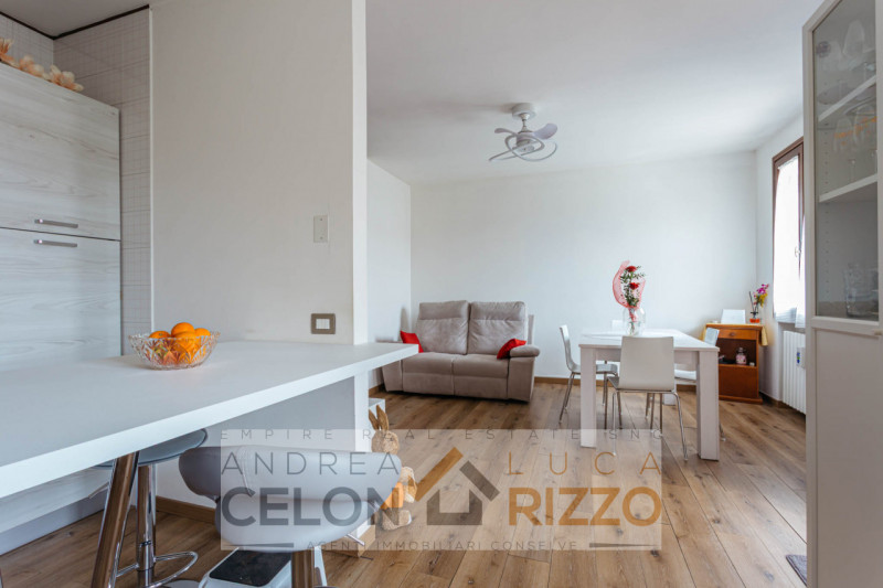 Immagina di aprire la porta di casa e sentire subito che è il posto giusto. Nel pieno centro di T...