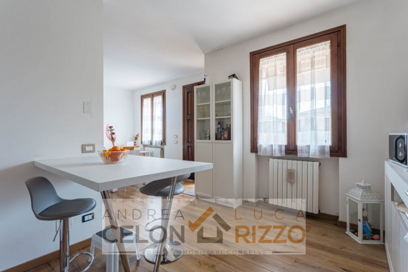 Immagina di aprire la porta di casa e sentire subito che è il posto giusto. Nel pieno centro di T...