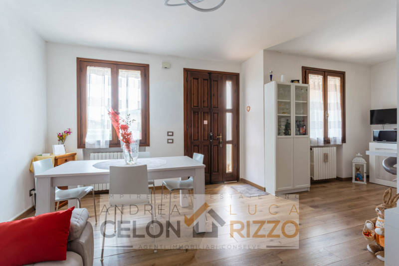 Immagina di aprire la porta di casa e sentire subito che è il posto giusto. Nel pieno centro di T...