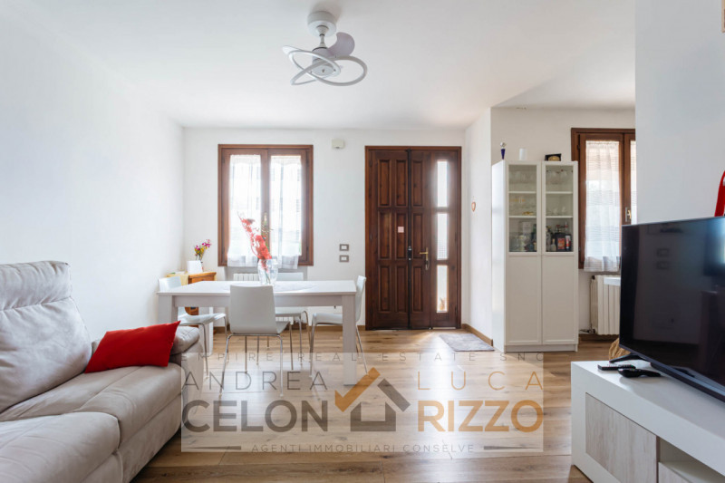 Immagina di aprire la porta di casa e sentire subito che è il posto giusto. Nel pieno centro di T...