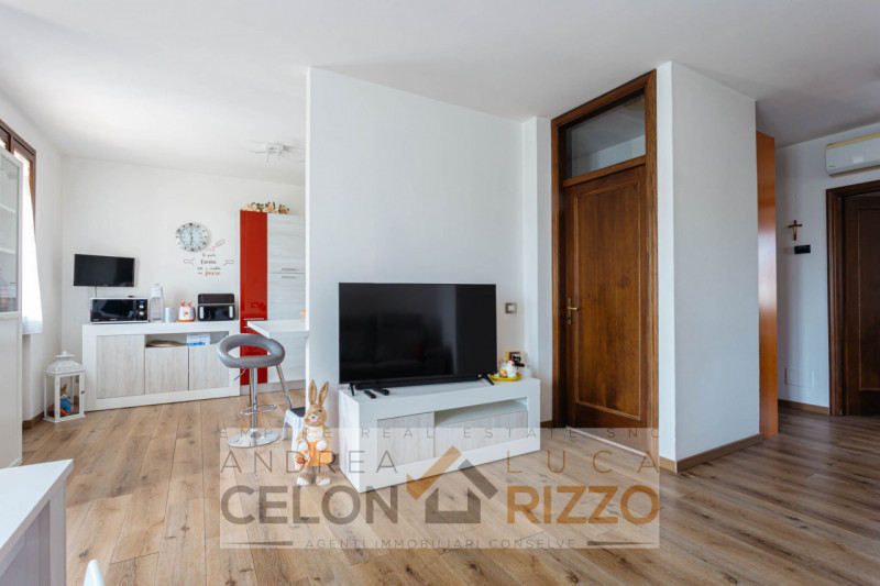 Immagina di aprire la porta di casa e sentire subito che è il posto giusto. Nel pieno centro di T...