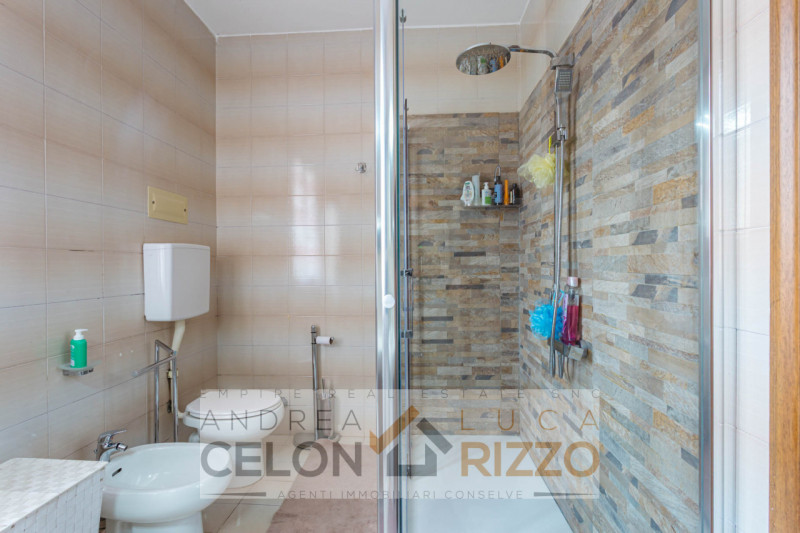 Immagina di aprire la porta di casa e sentire subito che è il posto giusto. Nel pieno centro di T...