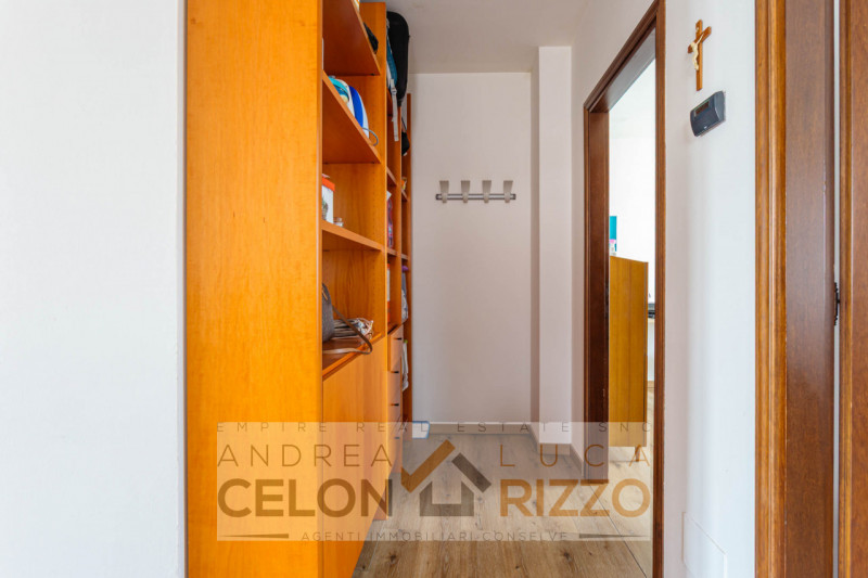 Immagina di aprire la porta di casa e sentire subito che è il posto giusto. Nel pieno centro di T...