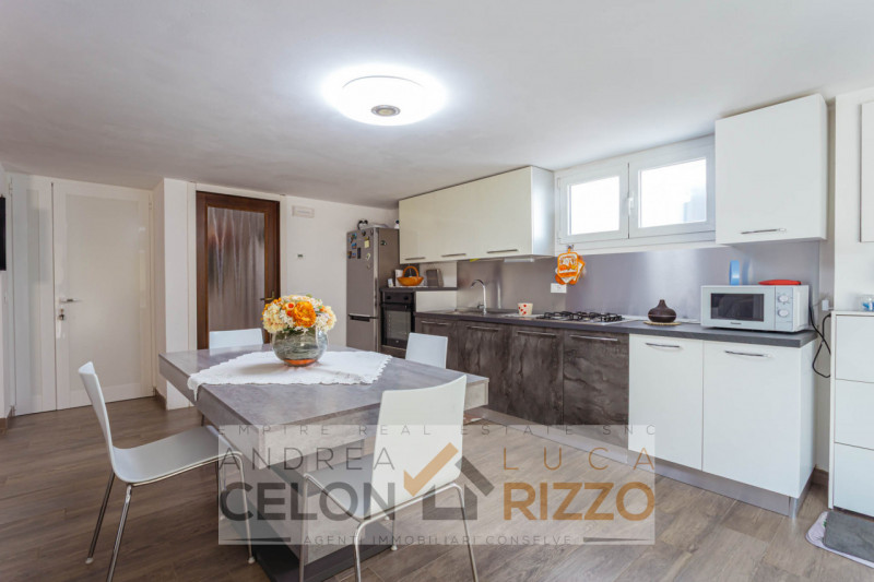 Immagina di aprire la porta di casa e sentire subito che è il posto giusto. Nel pieno centro di T...