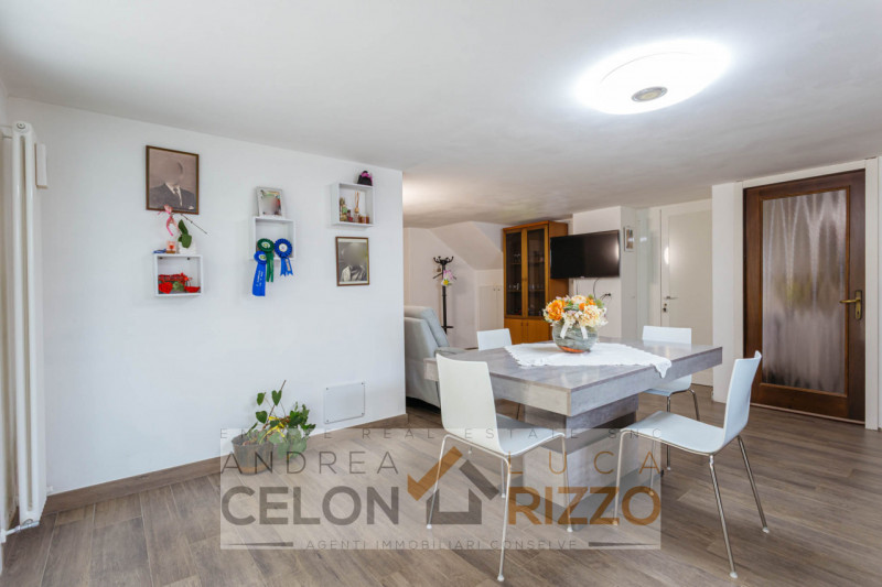 Immagina di aprire la porta di casa e sentire subito che è il posto giusto. Nel pieno centro di T...