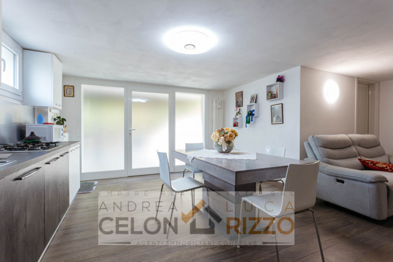 Immagina di aprire la porta di casa e sentire subito che è il posto giusto. Nel pieno centro di T...