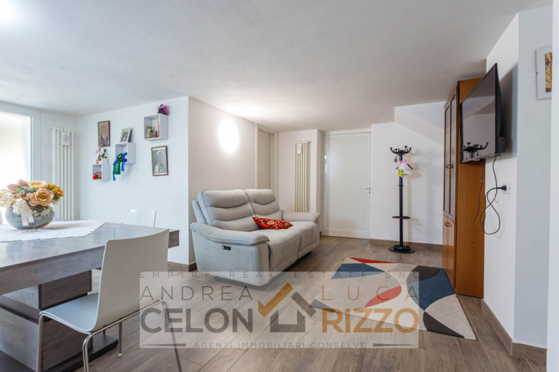 Immagina di aprire la porta di casa e sentire subito che è il posto giusto. Nel pieno centro di T...